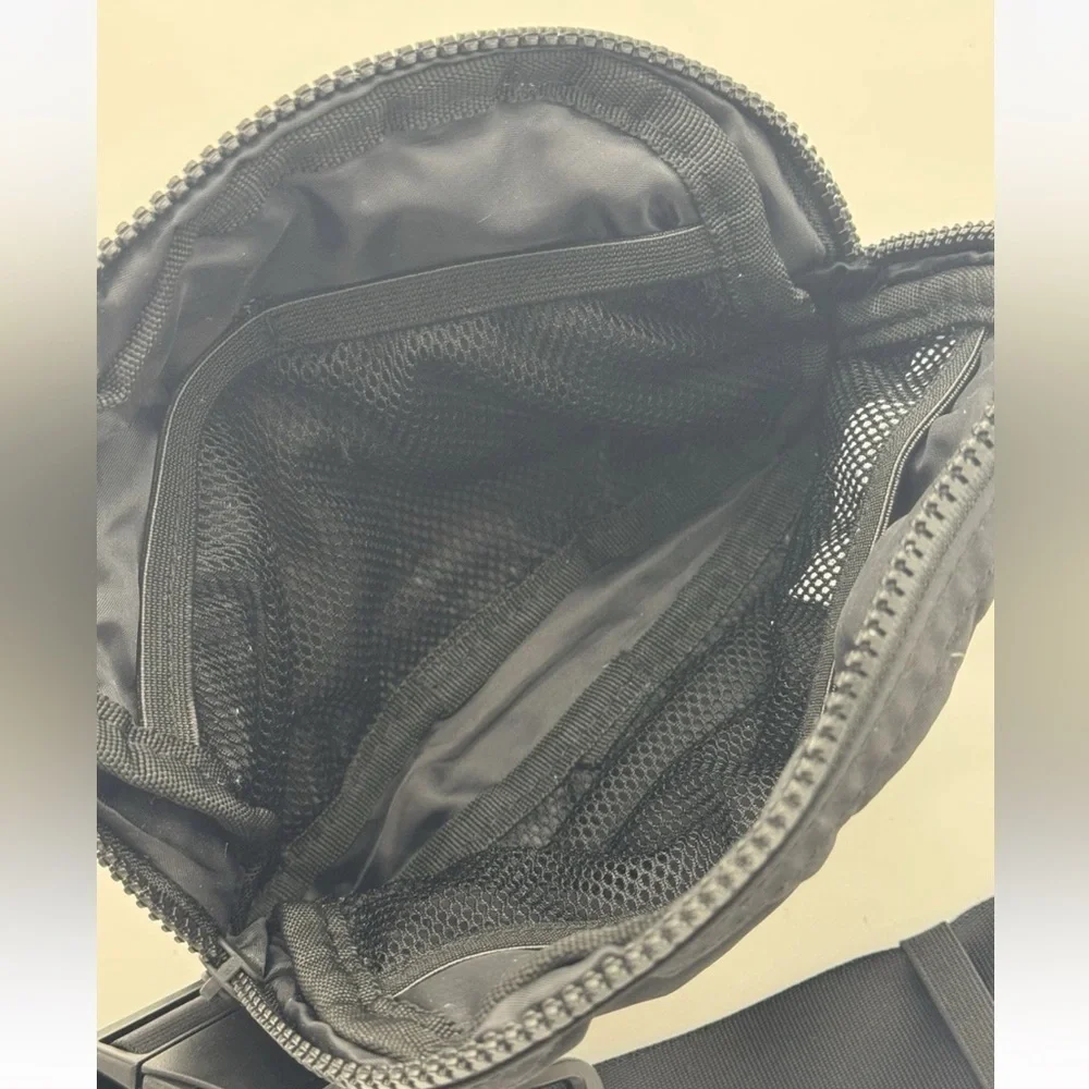 Yoga beltbag Sidekick Waist Pack All Black crossbody Purse Logo belt bag Gaiam